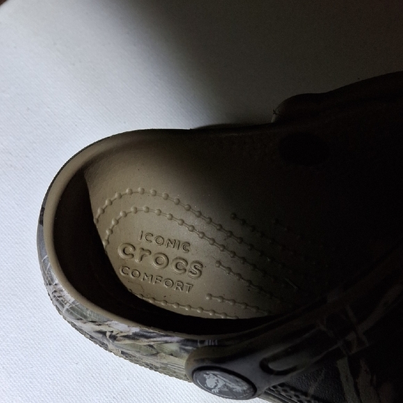 CROCS Brown and Green Water Shoes with Camouflage Design - Picture 2 of 3